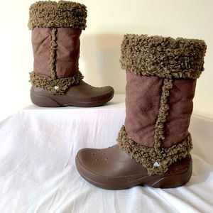 Women size 7W Crocs brand brown winter boots fur comfortable and stylish
